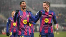 Pemain Barcelona, Robert Lewandowski dan Marcus Rashford, melakukan selebrasi setelah mencetak gol ke gawang Slavia Prague dalam laga matchday ketujuh Liga Champions 2025/2026 di Fortuna Arena, Republik Ceska, Kamis (22/1/2026) dini hari WIB. (AP Photo/Petr David Josek)