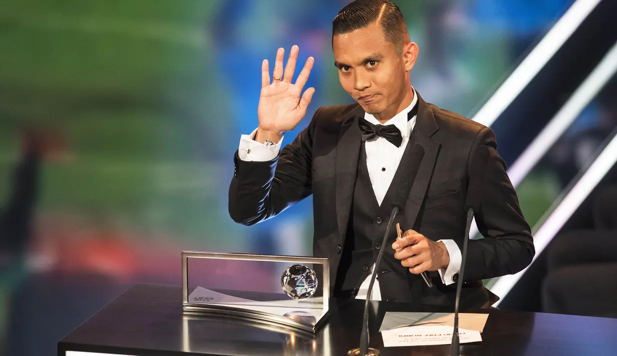 Pemain Malaysia, Mohd Faiz Subri menjadi penerima FIFA PUskas Award 2016, Faiz adalah pemain Asia pertama yang meraih penghargaan ini dengan meraih 59.46% suara di Zurich, Swiss, (09/1/2017). (EPA/Ennio Leanza)