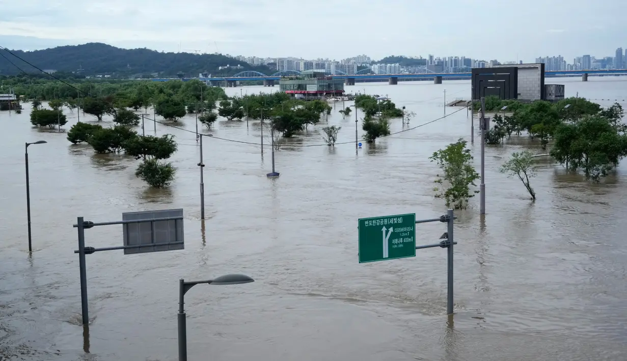 Taman di sepanjang Sungai Han dibanjiri karena hujan deras di Seoul, Korea Selatan, Rabu (10/8/2022). Upaya pembersihan dan pemulihan meningkat pesat saat langit cerah setelah dua hari curah hujan yang memecahkan rekor sehingga menyebabkan banjir bandang, merusak ribuan bangunan, jalan, serta menewaskan banyak orang. (AP Photo/Ahn Young-joon)