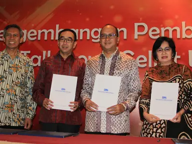 (ki-ka) Deputi Komisioner Pengawas IKNB OJK Edy Setiadi, Ketua Umum APPI Suwandi Wiratno, Ketua Umum HIPPI Suryani Motik dan Ketum Kadin Rosan Roeslani saat acara penandatanganan MOU antara APPI-Kadin-Hippi, Jakarta (14/8).(Liputan6.com/Helmi Afandi)