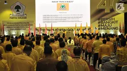 Para kader mengucapkan Ikrar Panca Bakti saat pembukaan Rakernas Partai Golkar 2018 di Jakarta, Kamis (22/3). Rakernas membahas Pilkada 2018 dan Pilpres 2019. (Merdeka.com/Iqbal Nugroho)