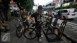 Pesepeda memarkirkan sepedanya di kawasan pedestrian Malioboro, Yogyakarta, Jumat (15/4). Meskipun sedang dilakukan penataan, pendestrian Malioboro telah menyediakan parkir untuk sepeda. (Liputan6.com/ Boy Harjanto)