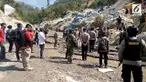 Kapolda Maluku dan Bupati Buru menuntup lokasi penambangan emas lar di Gunung Botak. 7.000 hingga 8.000 warga menghuni lokasi penambangan liar di Gunung Botak