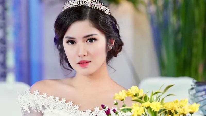 6 Potret Ochi Rosdiana Tampil dengan Busana Pengantin Ini Menawan