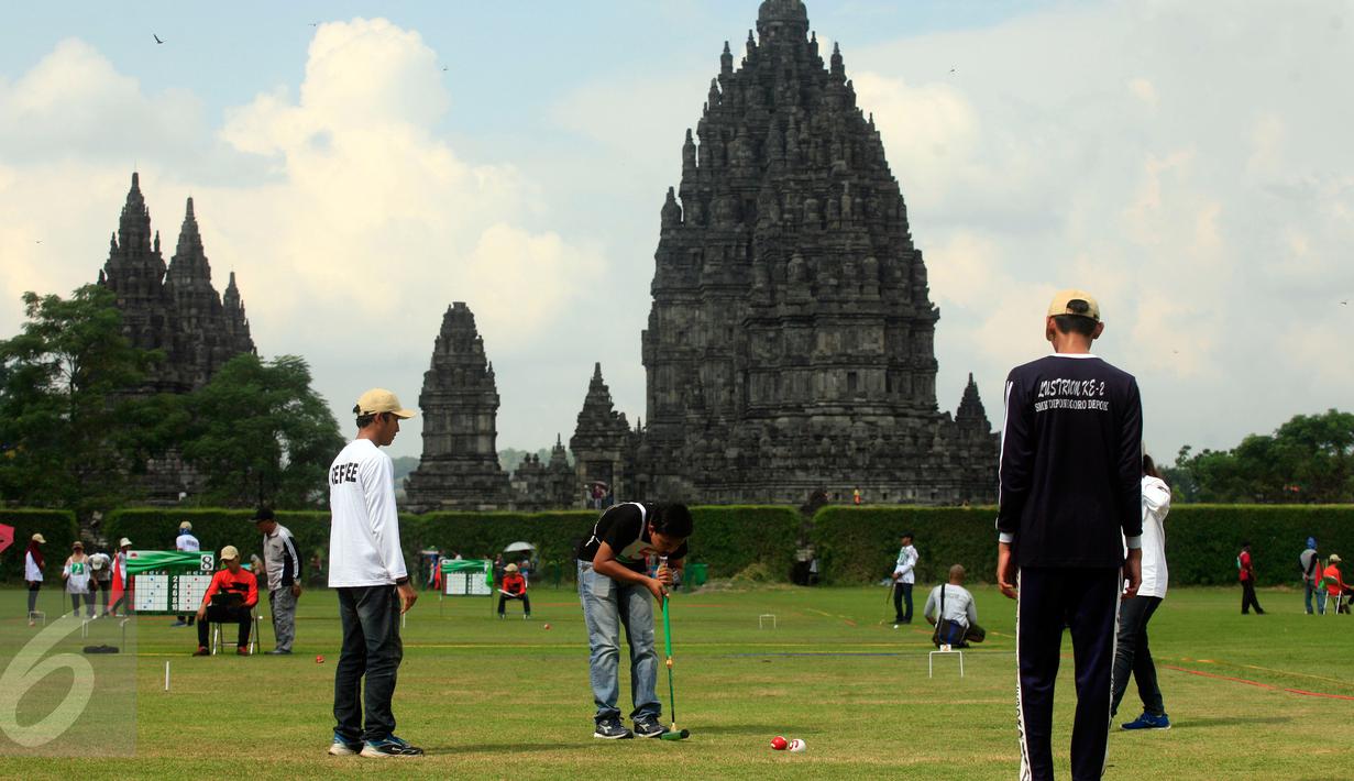 Peserta mengikuti Turnamen Gateball Prambanan Open 2 di Candi Prambanan, Yogyakarta, Sabtu, (7/5/2016). Turnamen di selenggarakan untuk manyambut peringatan satu abad kabupaten Sleman. (Boy Harjanto)