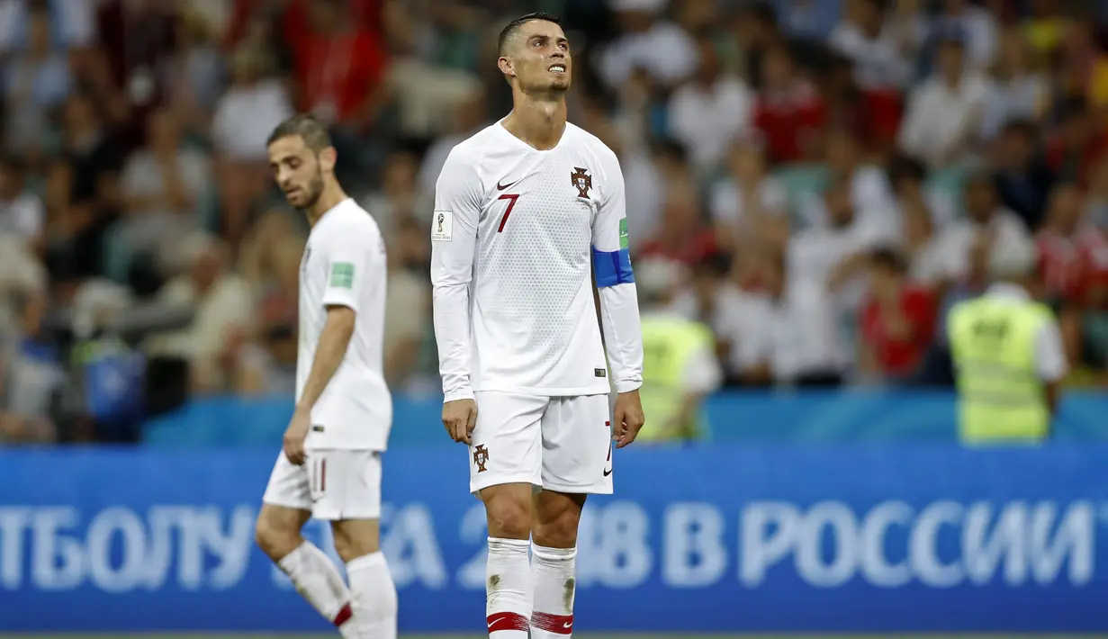 Raut sedih dan kecewa dari Cristiano Ronaldo setelah Portugal kalah dari Uruguay pada laga 16 besar Piala Dunia 2018 di Fisht Stadium, Sochi, Rusia, (30/6/2018). Portugal kalah 1-2 dari Uruguay. (AP/Francisco Seco)