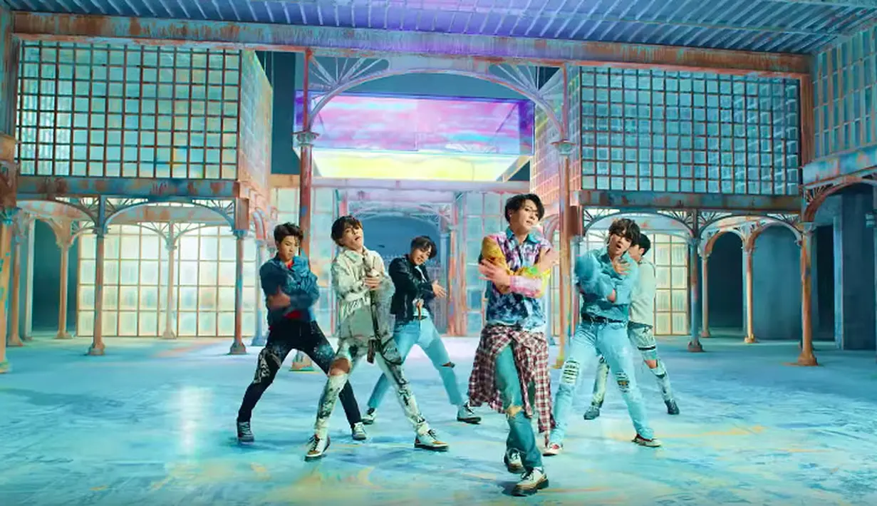 Hal tersebut terungkap saat E! News mengatakan jika Shawn Mendes merupakan penggemar BTS. Hal ini pun langsung disambut bahagia oleh J-Hope. (Foto: Soompi.com)