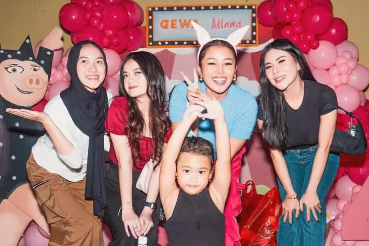 Potret perayaan ulang tahun Gewa ke-4 (Sumber: Instagram/gewaatlanasyamayim)