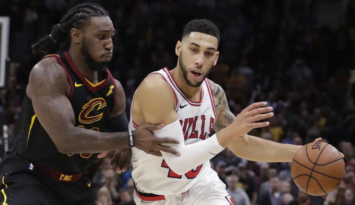 Pemain Chicago Bulls, Denzel Valentine (kanan) mencoba keluar dari tekanan pemain Cleveland Cavaliers, Jae Crowder (kiri) pada laga NBA basketball game di Quicken Loans Arena, Cleveland, (21/12/2017). Cleveland menang 115-112.  (AP/Tony Dejak)