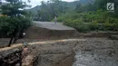 Jalan amblas di kawasan Desa Bondawuna, Kabupaten Bone Bolango, Gorontalo, Selasa (30/4/2019). Hujan yang mengguyur wilayah Kabupaten Bone Bolango mengakibatkan empat desa di Kecamatan Suwawa Selatan, dan Bulango Timur Bone Bolango banjir. (Liputan6.com/Arfandi Ibrahim)