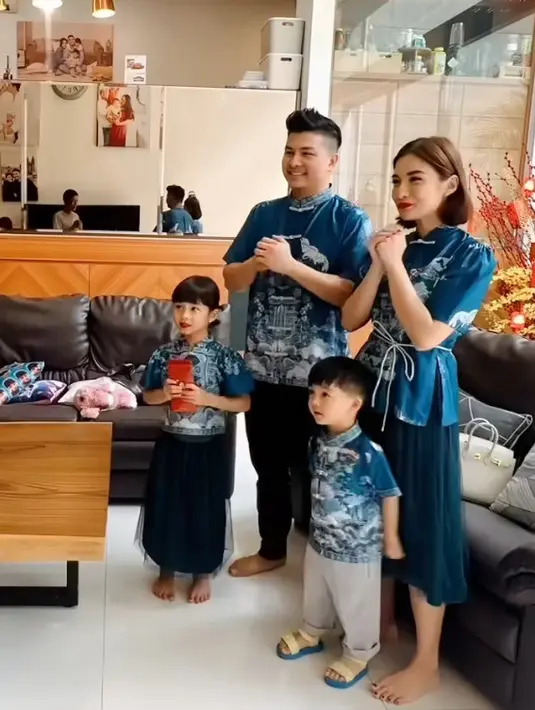 Chelsea Olivia dan Glenn Alinskie kompak dengan dua anak mereka mengenakan baju serba biru yang mirip dengan Yuanita Christiani. Chelsea mengenakan atasan biru Tionghoa dipadukan rok navy. [@chelseaoliviaa]