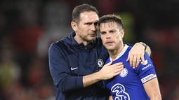 Cesar Azpilicueta memilih untuk meninggalkan ban kaptennya setelah 11 tahun mengabdi bagi Chelsea. Dirinya ditunjuk menjadi kapten The Blues pada tahun 2019. Azpilicueta punya karier yang sangat fantastis bersama Chelsea dengan mencatatkan 508 penampilan dengan menorehkan 17 gol dan 56 assist. (AFP/Oli Scarff)