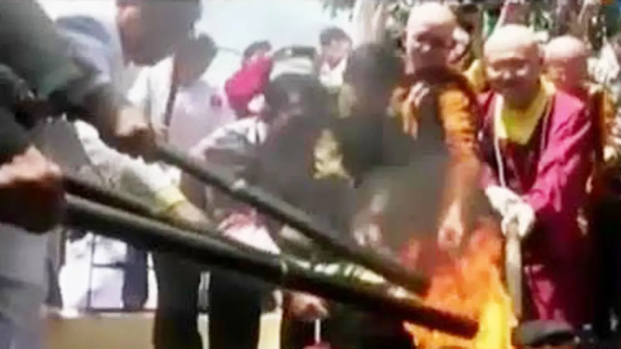 VIDEO: Jelang Waisak, Umat Budha Padati Api Abadi Merapen