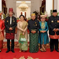 Presiden Jokowi berfoto bersama presiden terdahulu yakni Presiden ketiga RI BJ Habibie, Presiden kelima RI Megawati Soekarnoputri dan Presiden keenam RI Susilo Bambang Yudhoyono di Istana Merdeka, Kamis (17/8). (HANDOUT/INDONESIAN PRESIDENTIAL PALACE/AFP)
