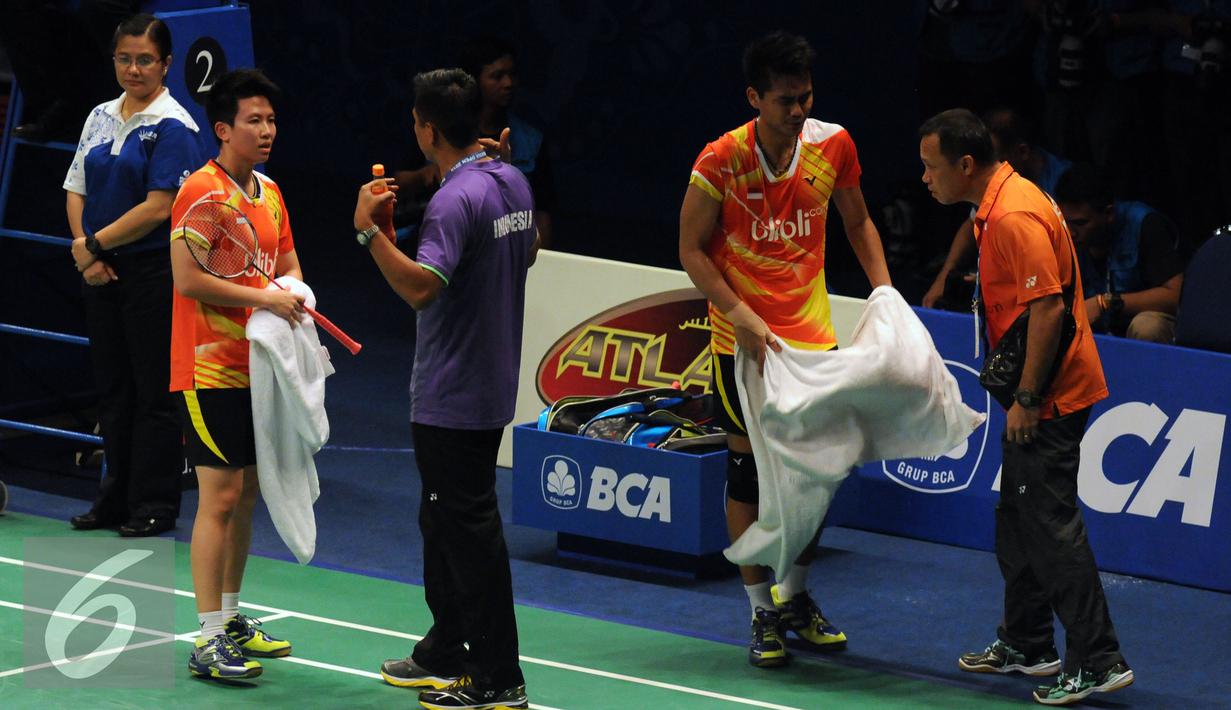 Ganda campuran Indonesia Tontowi Ahmad/Liliyana Natsir berbincang dengan tim pelatih saat laga melawan Kim Astrup/Line Kjaersfeldt (Denmark) di babak kedua BCA Indonesia Open 2016, Jakarta, Kamis (2/6/2016). (Liputan6.com/Helmi Fithriansyah)