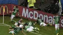 Para Pemain Irlandia Utara merayakan gol  Gareth McAuley saat melawan Ukraina pada laga grup C  Euro 2016 di Stadion Parc Olympique Lyonnais, Kamis ( 16/6/2016) WIB. (AFP/Jean-Philippe Ksiazek)