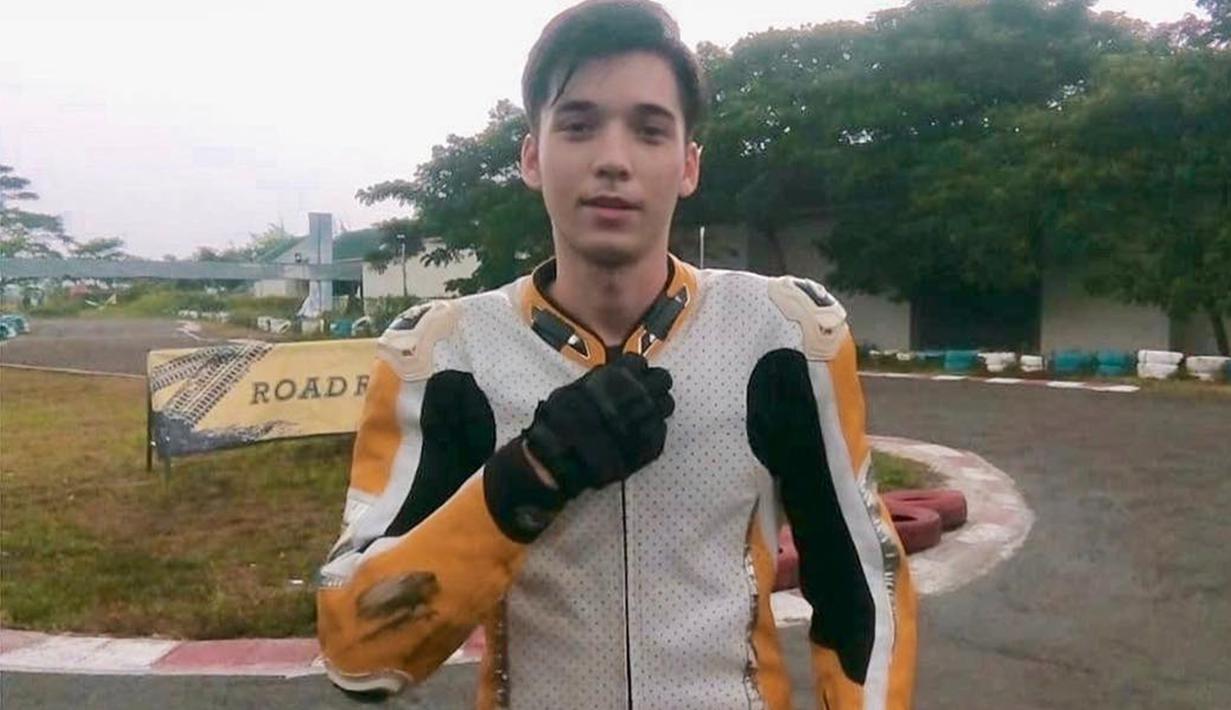 Kabarnya sejak saat itu, aktor berusia 27 tahun tersebut sering mendapatkan peran yang tak jauh dari image "anak balapan". Ia pun jadi sering pakai baju balap seperti ini. (Liputan6.com/IG/@stefannwilliam)