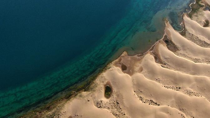 Foto dari udara yang diabadikan pada 28 Juli 2020 ini menunjukkan bagian dari pemandangan Danau Qinghai di Provinsi Qinghai, China barat laut. (Xinhua/Zhang Hongxiang)