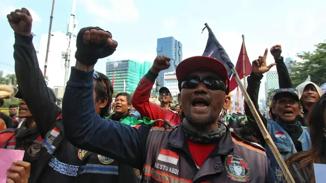 Pengemudi Ojol Demo di Patung Kuda Tuntut Payung Hukum