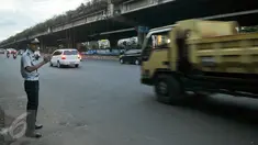 Petugas Dishub mengatur kendaraan yang melintasi Jalan TB Simatupang, Jakarta, Senin (12/12). Dinhubtrans Jaksel menyiagakan petugas di sejumlah titik rawan kemacetan untuk antisipasi penumpukan kendaraan saat arus balik. (Liputan6.com/Yoppy renato)