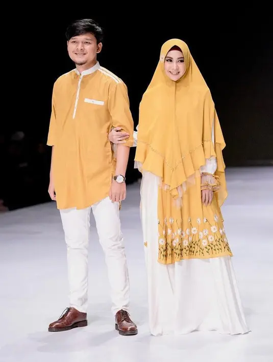 Atau bisa juga pilih gamis mustard-putih Anisa Rahma aini. Padukan dengan hijab panjang warna mustard yang senada. (Instagram/anisarahma_12).