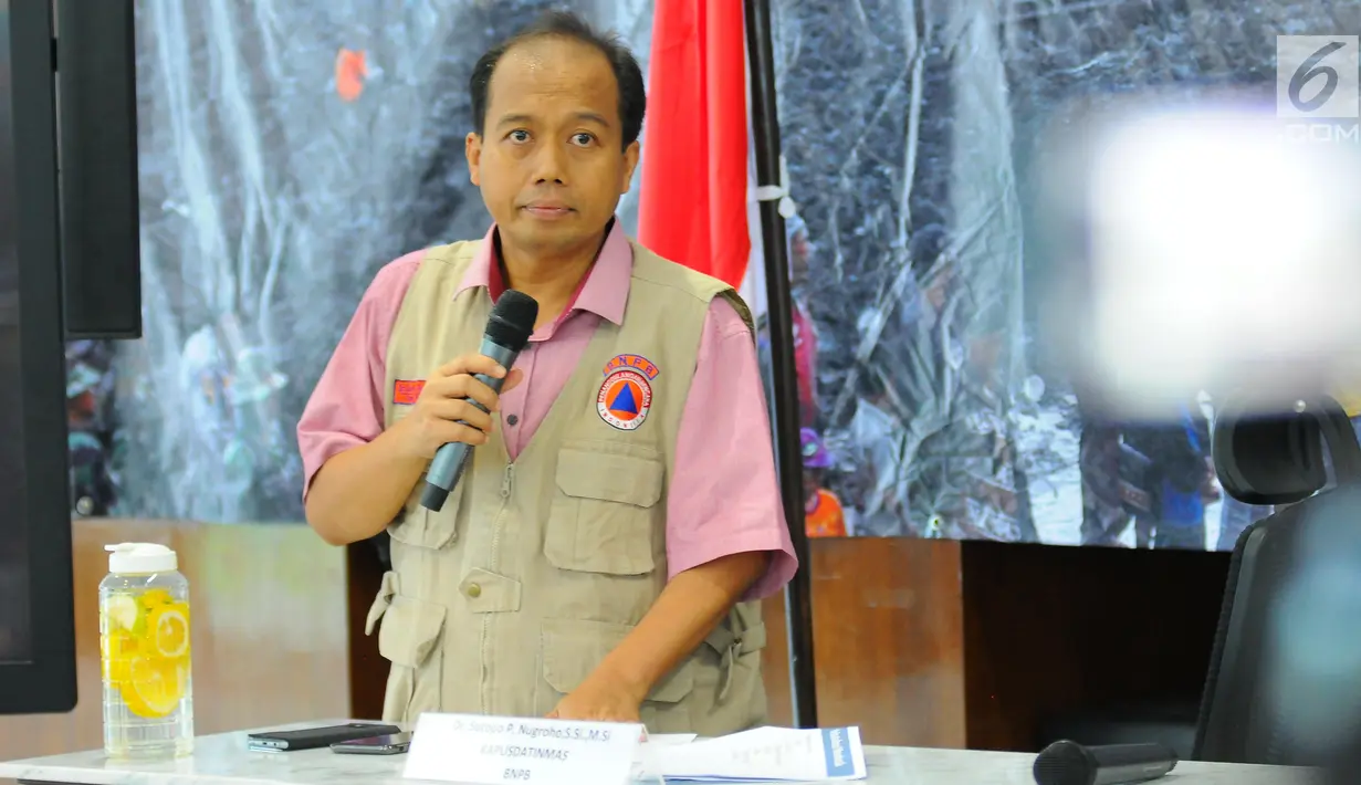 Kepala Pusat Data dan Informasi BNPB Sutopo Purwo Nugroho memberikan pemaparan terkait banjir Sentani, Jayapura di kantornya, Jakarta, Minggu (17/3). Sutopo mengatakan banjir Sentani akibat kerusakan hutan di Gunung Cycloop. (Liputan6.com/Angga Yuniar)