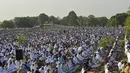 <p>Umat Muslim melakukan melaksanakan Sholat Idul Fitri, yang menandai akhir bulan suci Ramadhan, di Peshawar pada 2 Mei 2022. (AFP/Abdul Majeed)</p>