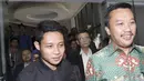 Menpora, Imam Nahrawi, dan pesepak bola muda Indonesia, Evan Dimas, bersiap menggelar jumpa pers. Temu wartawan itu bertujuan untuk melepas keberangkatan Evan ke Spanyol. (Bola.com/Vitalis Yogi Trisna)