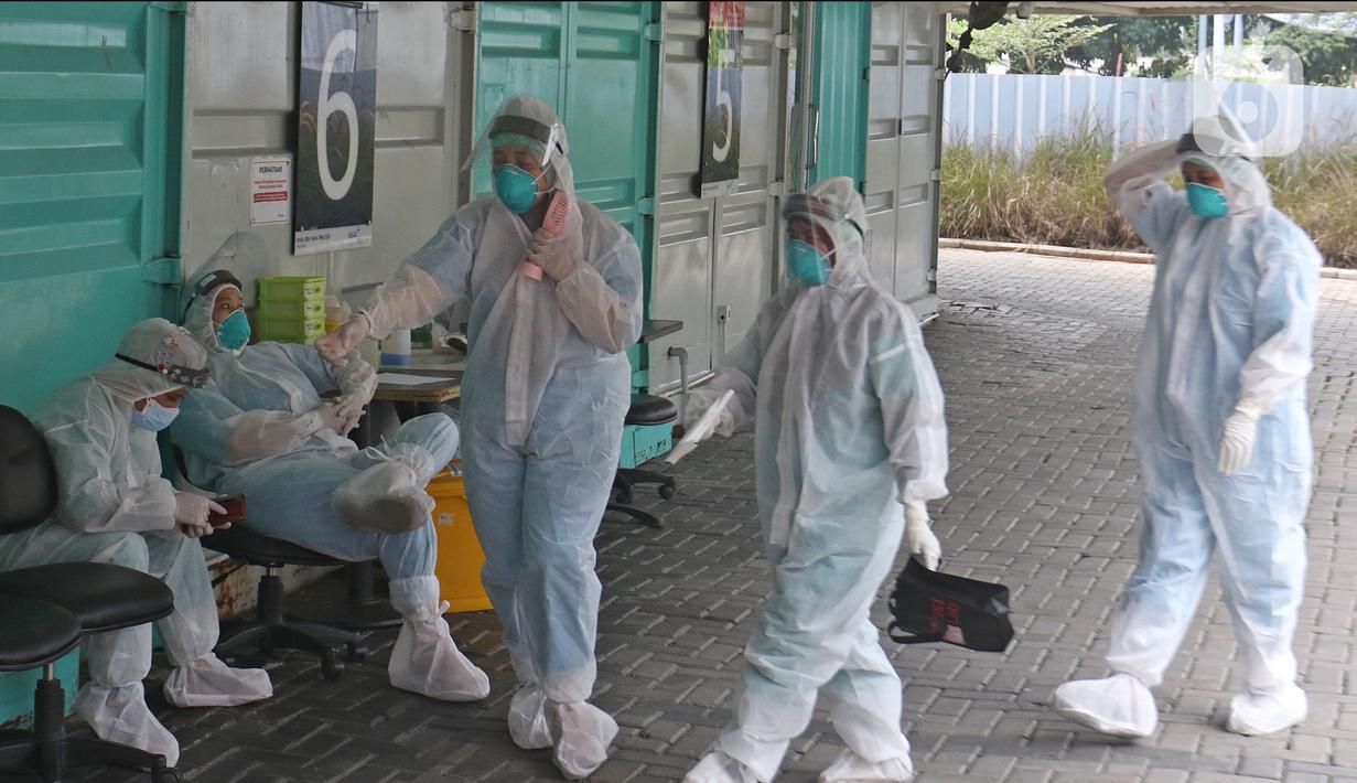 Petugas kesehatan beristirahat sambil menunggu warga yang akan melakukan tes usap (swab test) PCR di Jakarta, Senin (25/10/2021). Presiden Joko Widodo atau Jokowi mengarahkan untuk menurunkan harga tes PCR menjadi Rp300 ribu dan masa berlaku diperpanjang 3x24 jam.  (Liputan6.com/Herman Zakharia)
