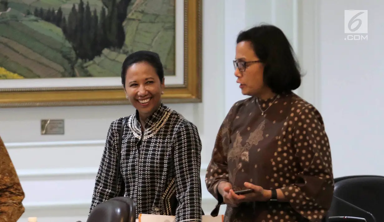 Menteri Keuangan Sri Mulyani Indrawati (kanan) berbincang dengan Menteri Badan Usaha Milik Negara (BUMN) Rini Soemarno dalam Rapat Terbatas Evaluasi Proyek Strategis Nasional di Kantor Presiden, Jakarta, Senin (16/4). (Liputan6.com/Angga Yuniar)