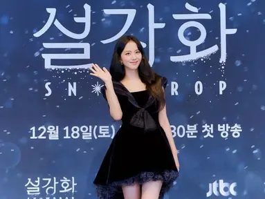 Penampilan Jisoo Blackpink dalam press conference drama Snowdrop menjadi perhatian banyak netizen. Ia pun terlihat tampil begitu elegan dalam gaun berwarna hitam. (Liputan6.com/IG/@yg_stage)