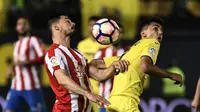 Gelandang Sporting Gijon, Sergio Alvarez berduel dengan gelandang Villarreal Rodrigo Hernandez pada pertandingan La Liga tahun 2017 (Jose Jordan/AFP).