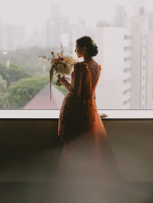 Sheila mengenakan kebaya bernuansa bata, dilengkapi dengan aksen ekor yang indah, membuat kebayanya semakin spesial. Nuansa bata berpadu dengan kain batik, menciptakan kesan klasik yang indah. (Foto: Instagram/ Vidi Aldiano/ @candisoeleman).