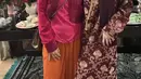 BCL tampil serba maroon mengenakan gamis warna maroon dengan bordiran keemasan. Dipadukan kerudung model turban warna serasi. [@bumiauw]