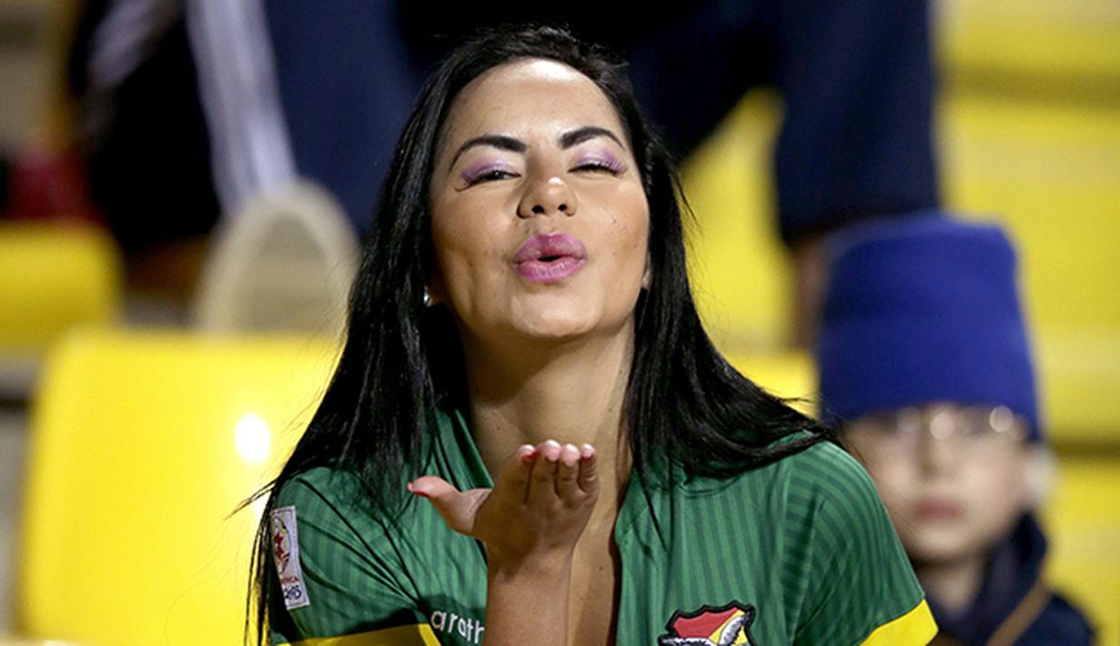 Pesona kecantikan wanita suporter Meksiko. (EPA/Fernando Bizerra Jr)