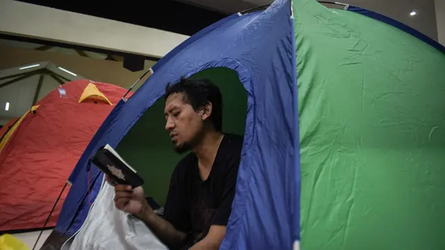 Umat Muslim I'tikaf di Masjid Habiburrahman Bandung