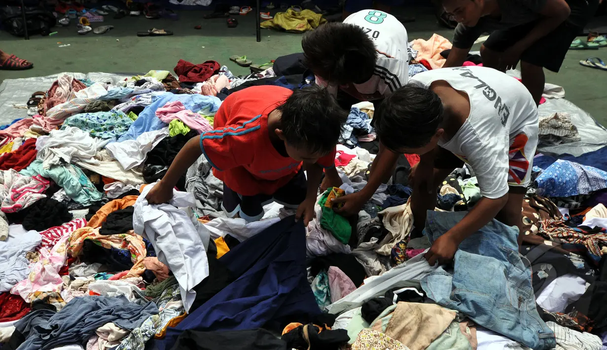 Sejumlah anak pengungsi kebakaran mencari pakaian layak pakai di posko pengungsian di Kebon Melati, Tanah Abang, Jakarta, Jumat (6/3/2015). Kebakaran hebat pada Kamis (5/3) petang menyebabkan setidaknya 1.600 warga mengungsi. ( Liputan6.com/Faizal Fanani)