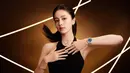 Setiap kubus dipahat secara halus pada setiap tepinya yang simetris sempurna seperti yang dikenakan oleh Bai Lu. Ia mengenakan kalung silvernya dan beberapa cincin. [Chopard]