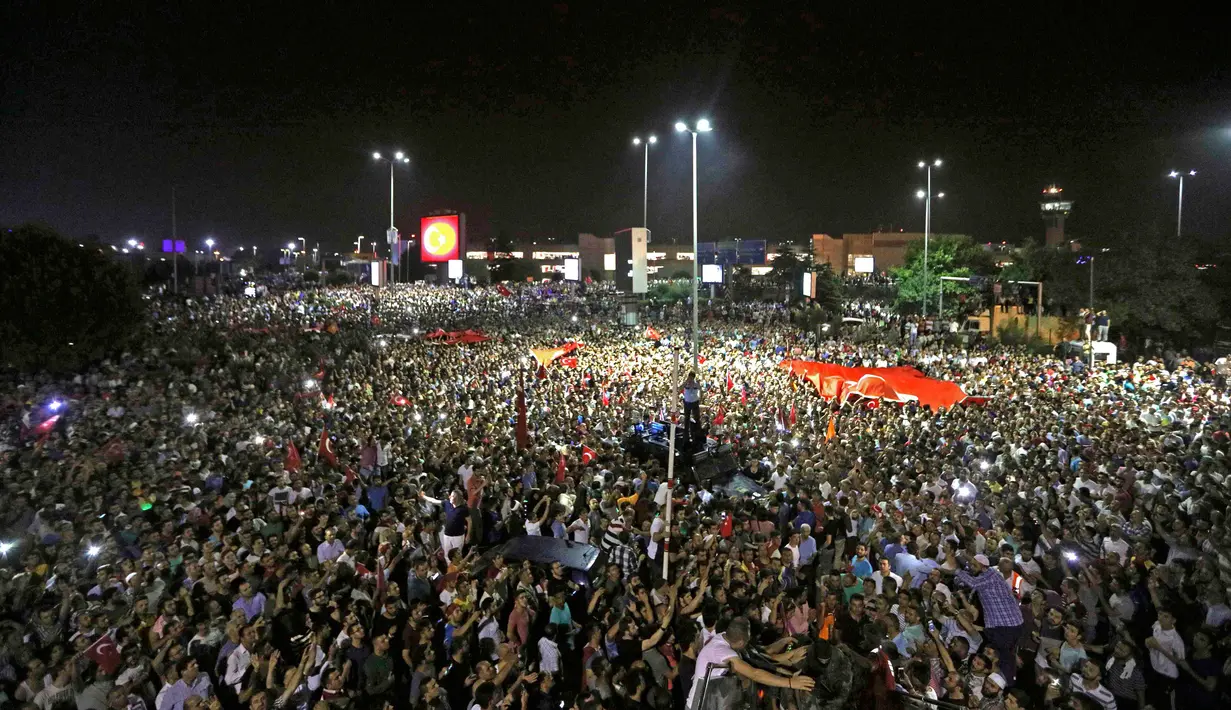 Warga berkumpul saat menggelar aksi unjuk rasa di depan Bandar Udara Internasional Ataturk di Istanbul, Turki, (16/70. Aksi warga tersebut guna menolak aksi kudeta yang dilakukan militer Turki. (REUTERS/Huseyin Aldemir)