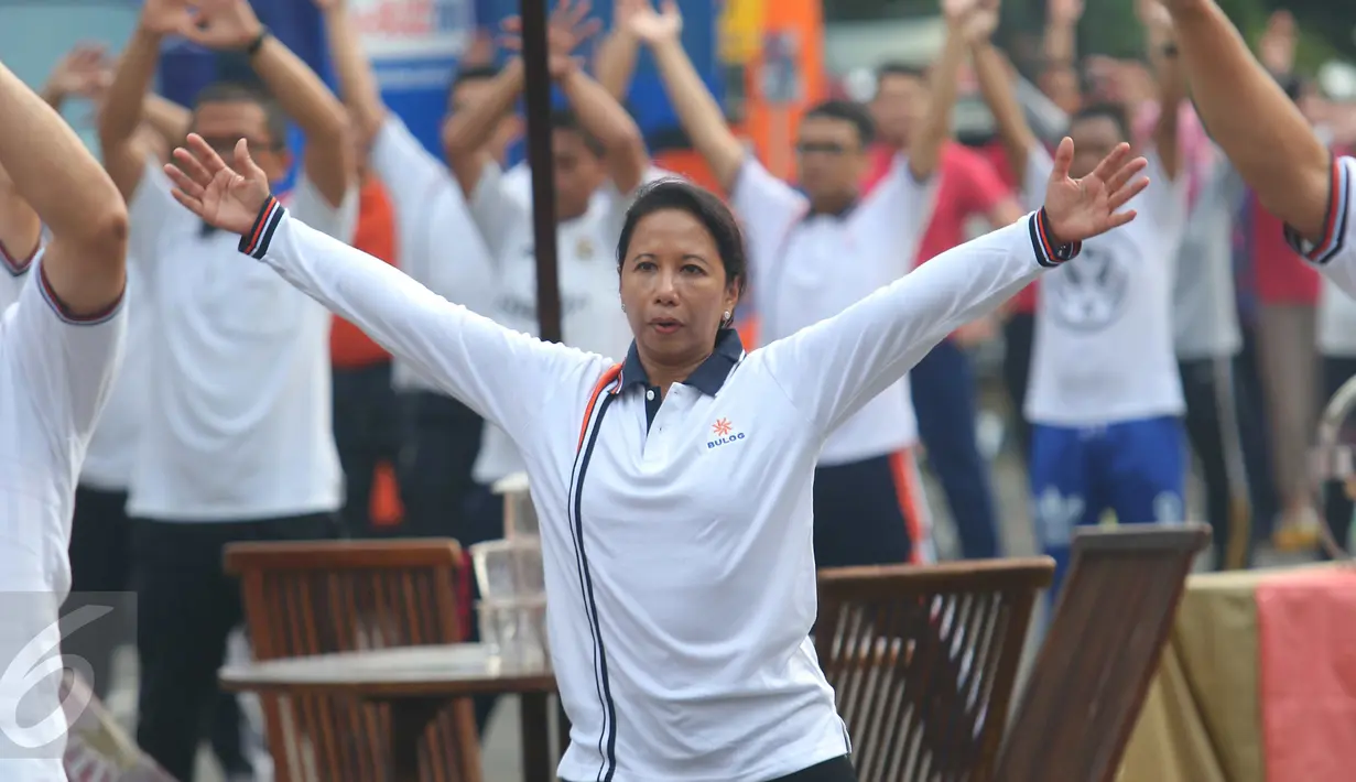 Gaya Menteri BUMN Rini Soemarno ketika mengikuti senam ceria bersama ratusan pegawai di Kantor Perum Bulog, Jakarta, Jumat (2/9). Senam bersama ini mengawali kegiatan kampanye daging kerbau sebagai pengganti daging sapi. (Liputan6.com/Angga Yuniar)