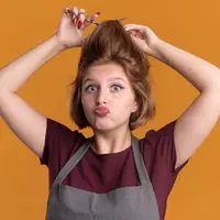 Gaya rambut low maintenance bukan berarti membiarkan rambut tampil apa adanya tanpa sentuhan. Justru konsep ini menekankan pemilihan potongan, warna, serta teknik penataan yang tepat agar rambut tetap terlihat segar walau tanpa proses styling yang rumit.  (foto/dok: freepik/stockking)