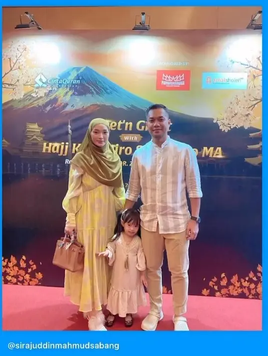 "Kemarin umrah sama Arsila sama suami terus dengar-dengar ceramah, alhamdulillah Allah kasih hidayah mungkin ya jadi kayak nyaman, Neng berhijab kayak nyaman," kata Zaskia Gotik yang mengaku mendapat dukungan dari sang suami saat berhijab.[Instagram/zaskia_gotix]