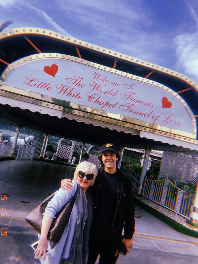 Nikahi Ibu Sahabat Perkawinan Youtuber David Dobrik Hanya Tahan Sebulan Showbiz Liputan6 Com