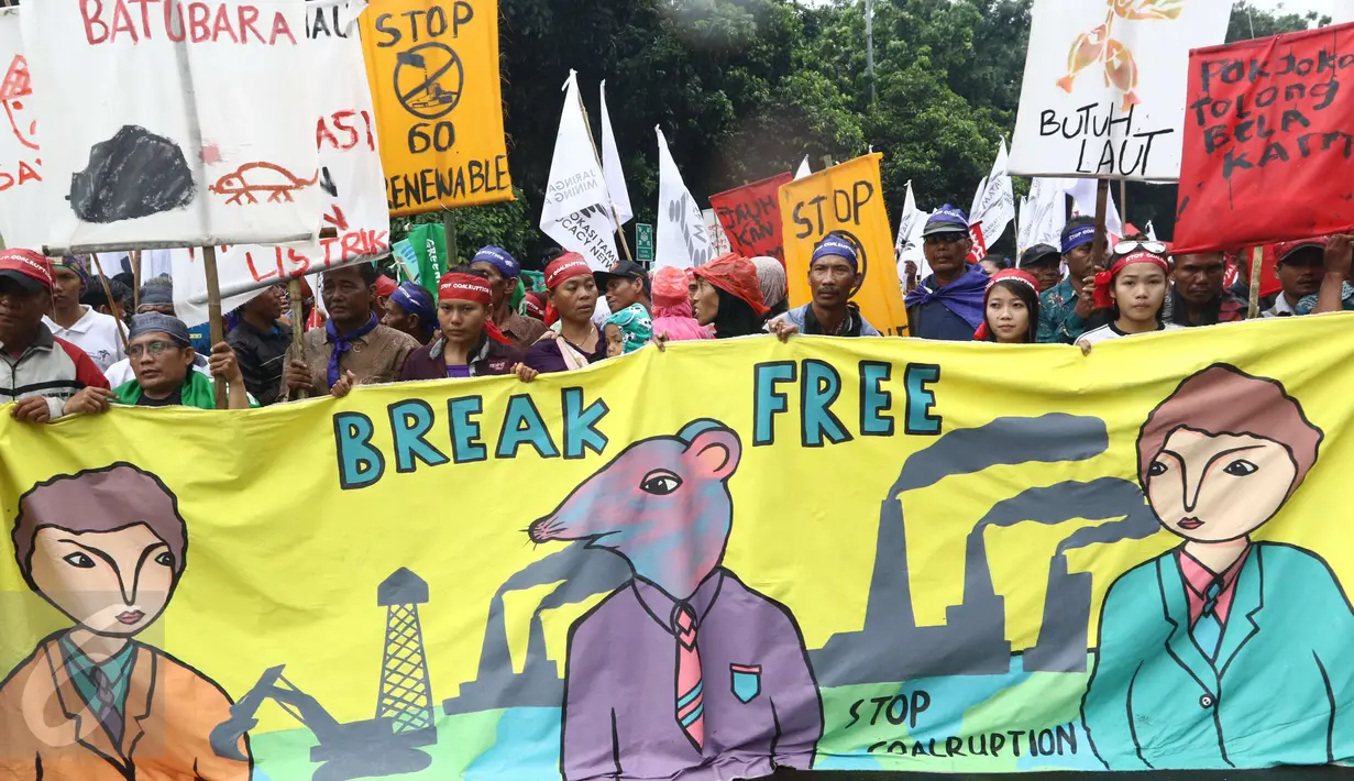 Pengunjuk rasa membawa spanduk saat demo di KPK, Jakarta, Kamis (23/3). Mereka merasa wilayahnya terdampak praktik penambangan batubara dan PLTU. (Liputan6.com/Helmi Afandi)