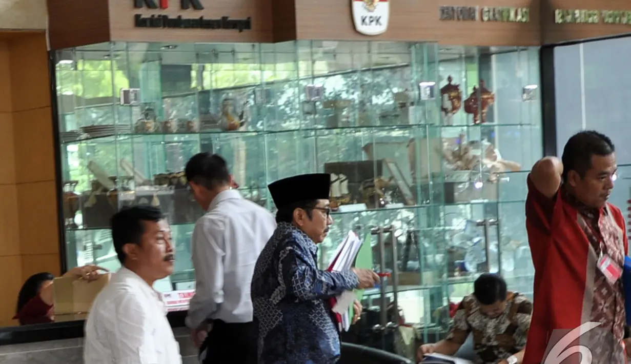 Waryono Karno mencari tempat duduk saat berada di lobi gedung KPK, Jakarta. Foto diambil pada Senin (1/12/2014) (Liputan6.com/Miftahul Hayat)
