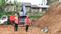 Presiden Jokowi bersama Menhub Budi Karya Sumadi meninjau lokasi Groundbreaking proyek Pembangunan Jalur Ganda Kereta Api Bogor-Sukabumi di Cicurug, Jumat (15/12). Jumlah pembiayaan proyek ini berasal dari APBN sebesar Rp2,45 triliun. (dok. Setpres)
