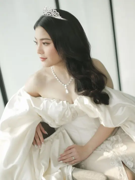 Bridal robe pilihan Valencia ini juga terdiri dari rok panjang, dengan detail high slit yang cantik. Foto: Instagram.