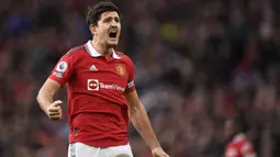 Selebrasi bek Manchester United, Harry Maguire usai laga Liga Inggris 2022/2023 menghadapi Manchester City di di Old Trafford Stadium, Manchester (14/1/2023). Harry Maguire didatangkan Manchester United dari Leicester City pada awal musim 2019/2020 dengan nilai transfer 87 juta euro. Sempat menjadi andalan di lini belakang, ia mulai terpinggirkan akibat sering membuat blunder. Hingga kini ia telah tampil dalam 175 laga di semua ajang dengan torehan 7 gol dan 5 assist. (AFP/Oli Scarff)