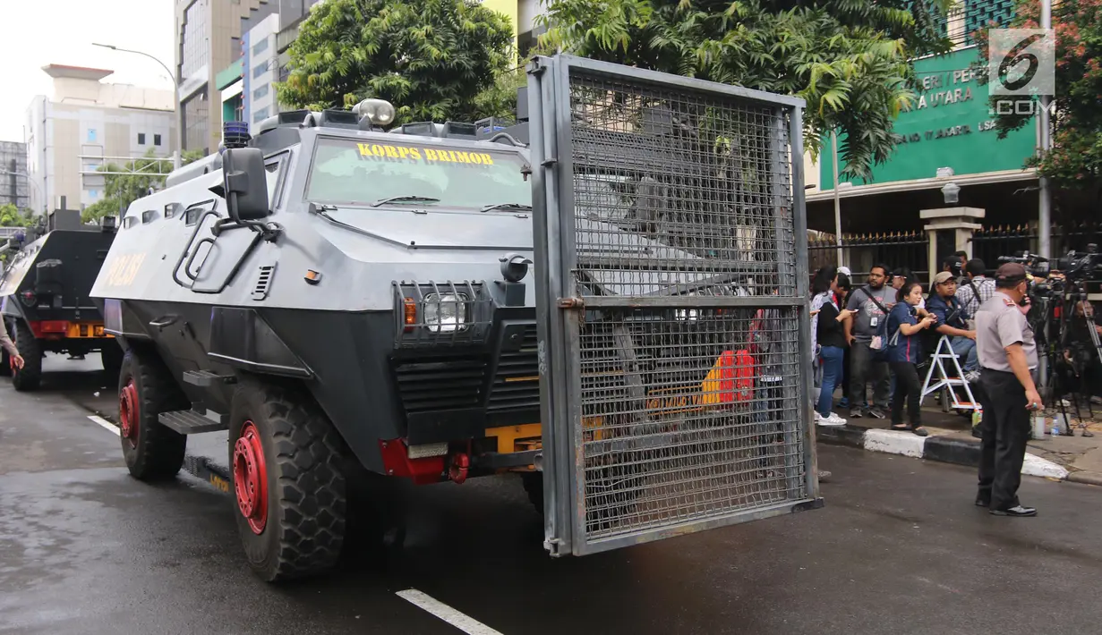 Mobil Barracuda melintas dekat Gedung Pengadilan Negeri Jakarta Utara, Senin (26/2). Kendaraan taktis tersebut disiagakan dalam pengamanan sidang peninjauan kembali (PK) yang diajukan Basuki Tjahaja Purnama (Ahok). (Liputan6.com/Arya Manggala)