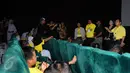 Ketua Umum Partai Golkar, Setya Novanto (kanan) memberi sambutan jelang nonton bareng film Iqro bersama 1000 anak yatim di Jakarta, Minggu (12/2). Acara ini untuk memperingati Maulid Nabi Muhammad SAW. (Liputan6.com/Helmi Fithriansyah)